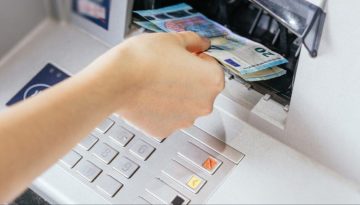 ΑΝΑΣΤΑΤΩΜΕΝΟΙ ΧΙΛΙΑΔΕΣ ΕΛΛΗΝΕΣ: ΛΑΘΟΣ ΜΕ ΤΟ ΔΩΡΟ ΧΡΙΣΤΟΥΓΕΝΝΩΝ ΠΟΥ ΠΗΡΑΝ – ΠΟΤΕ ΘΑ ΕΠΙΣΤΡΑΦΟΥΝ ΤΑ ΧΡΗΜΑΤΑ