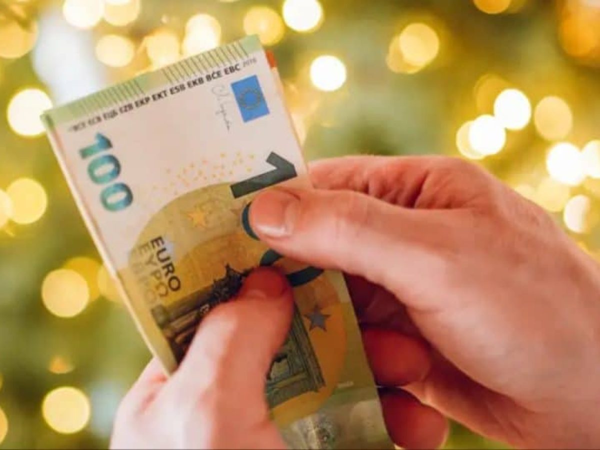 Χριστουγεννιάτικος μποναμάς: Αν δουλεύεις στο δημόσιο κι έχεις παιδία τότε δικαιούσαι αύξηση… σε 2 δόσεις – Ρώτα τον λογιστή σου