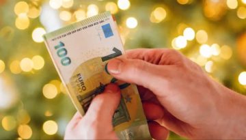 Χριστουγεννιάτικος μποναμάς: Αν δουλεύεις στο δημόσιο κι έχεις παιδία τότε δικαιούσαι αύξηση… σε 2 δόσεις – Ρώτα τον λογιστή σου