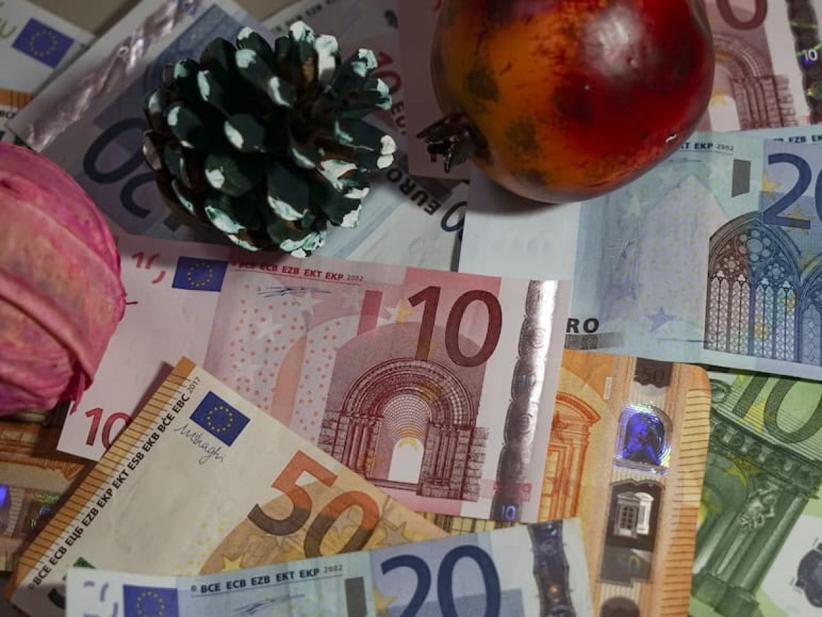 Συντάξεις Ιανουαρίου: Ποιοι πληρώνονται σήμερα και ποιοι πάνε ταμείο τη Δευτέρα