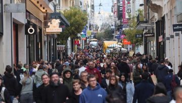 Στα 4,5 δισ. ευρώ ο χριστουγεννιάτικος τζίρος του 2025 – Ανοικτά τα καταστήματα τελευταία Κυριακή του χρόνου