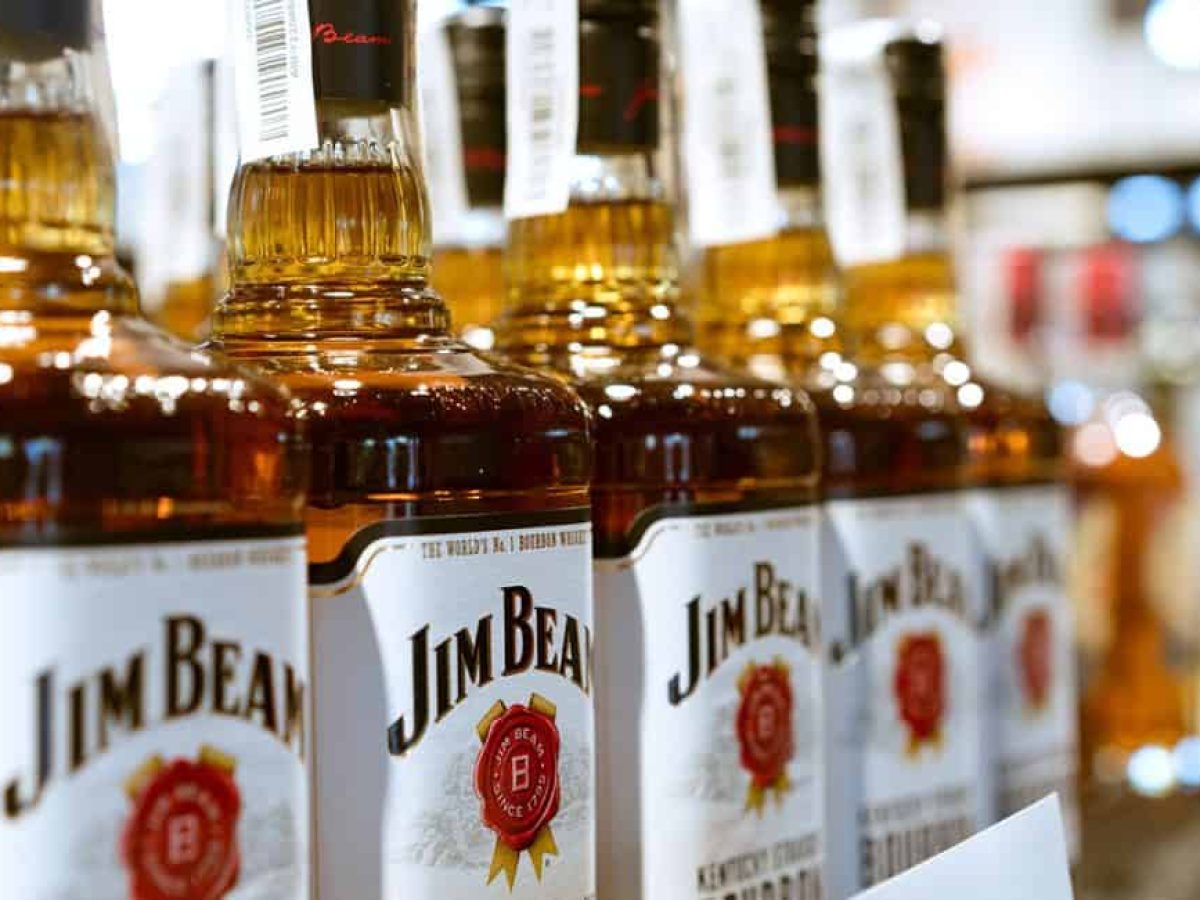 Σταματά η παραγωγή του διάσημου μπέρμπον Jim Beam στο κύριο αποστακτήριο της εταιρείας, στο Κεντάκι