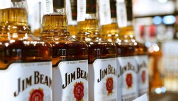Σταματά η παραγωγή του διάσημου μπέρμπον Jim Beam στο κύριο αποστακτήριο της εταιρείας, στο Κεντάκι