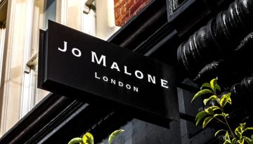 Η γυναίκα που έμαθε τις επιχειρήσεις στα τραπέζια του πόκερ και δημιούργησε μια αυτοκρατορία καλλυντικών που εξαγόρασε η Estée Lauder