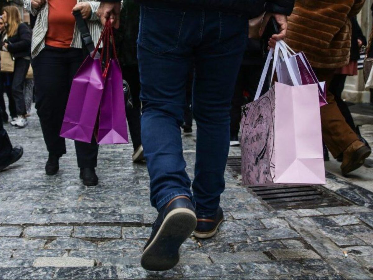 Σε εορταστικούς ρυθμούς η αγορά – Πλημμύρισαν κόσμο οι εμπορικοί δρόμοι σε Αθήνα και Θεσσαλονίκη