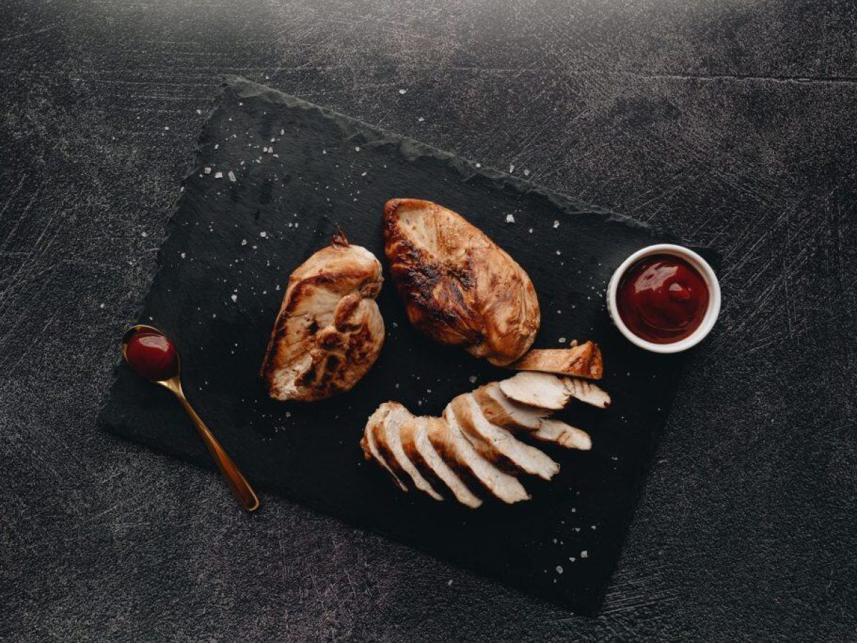 Xριστουγεννιάτικο τραπέζι κόστος 2025: Πίνακας με τις τιμές των προϊόντων