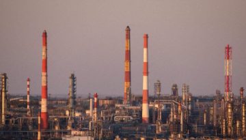 ΟΠΕΚ+: Φρενάρει την παραγωγή πετρελαίου λόγω υπερπροσφοράς – Πώς εξελίσσονται οι τιμές