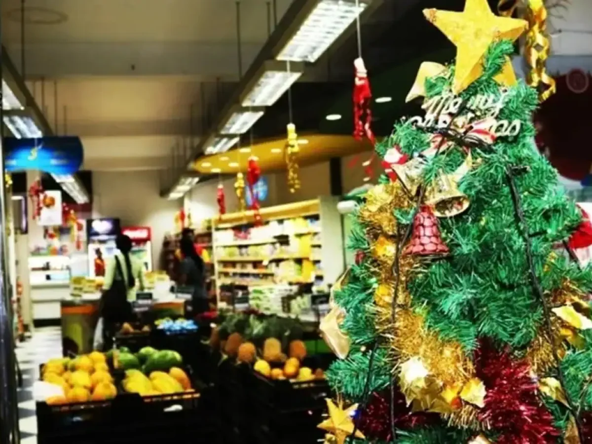 Μέχρι τι ώρα θα είναι ανοιχτά τα καταστήματα και τα σούπερ μάρκετ