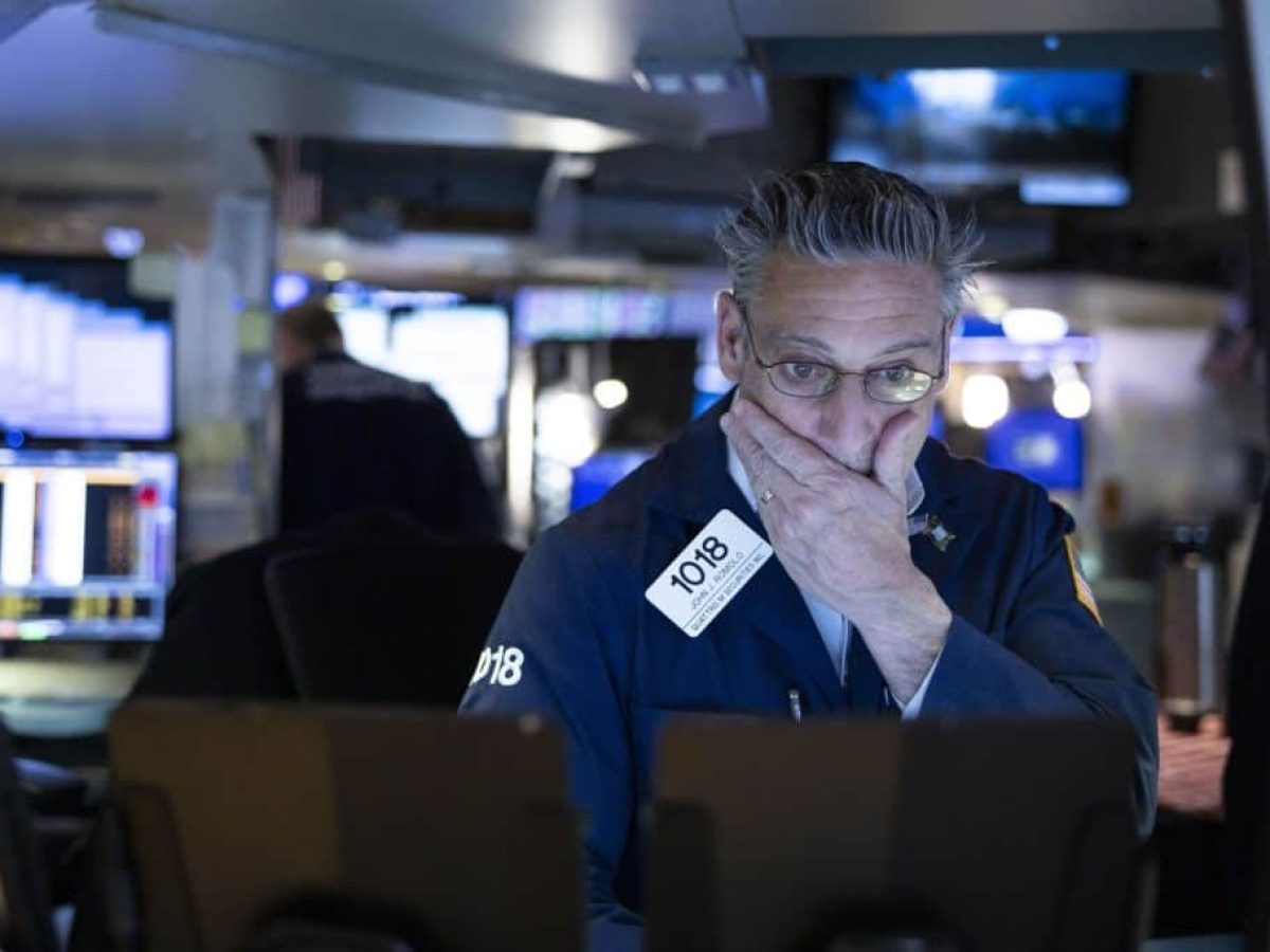 Πτώση στη Wall Street μετά τα ιστορικά υψηλά