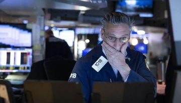 Πτώση στη Wall Street μετά τα ιστορικά υψηλά