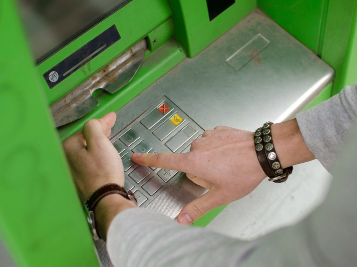 Θα πάτε σήμερα να πληρωθείτε αλλά τα χρήματα που θα δείτε στον λογαριασμό σας δεν θα ‘ναι αυτά που περιμένατε – Γιατί θα πληρωθείτε περισσότερα