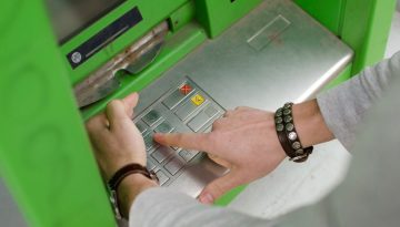 Θα πάτε σήμερα να πληρωθείτε αλλά τα χρήματα που θα δείτε στον λογαριασμό σας δεν θα ‘ναι αυτά που περιμένατε – Γιατί θα πληρωθείτε περισσότερα