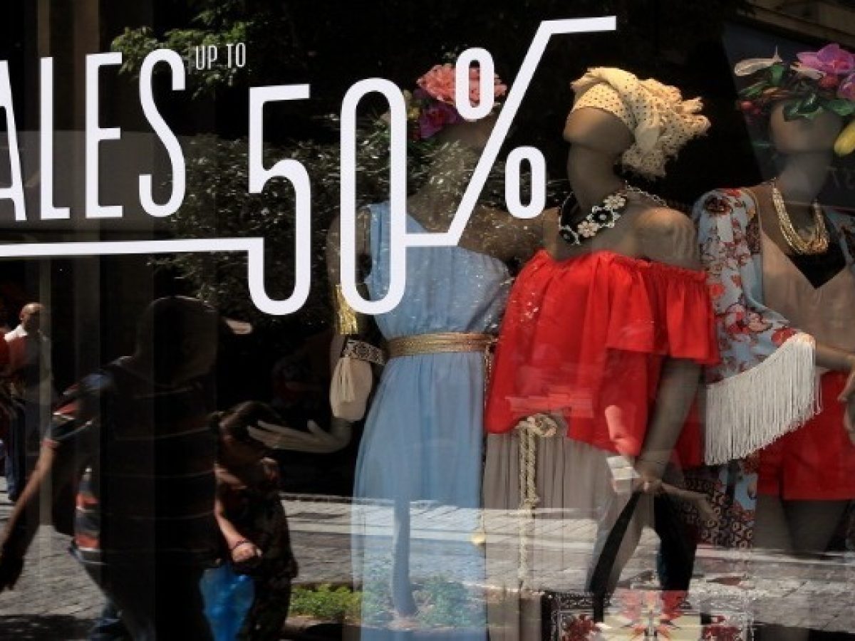 Ανοικτά τα καταστήματα την Κυριακή – Εκπτώσεις έως και 70% αλλά περιορισμένη αγοραστική κίνηση βλέπουν οι έμποροι