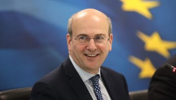 Χατζηδάκης: 3,8 δισ. δόθηκαν στους αγρότες μέσα στο 2025 – Απαντήσεις σε 7 ερωτήματα
