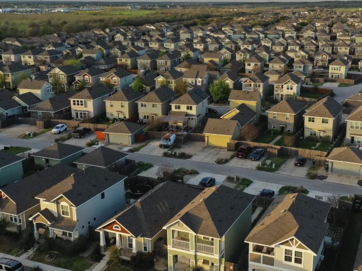 ΗΠΑ: Ανακάμπτει σταδιακά η αγορά κατοικίας – Η πτώση στις τιμές προσελκύει αγοραστές