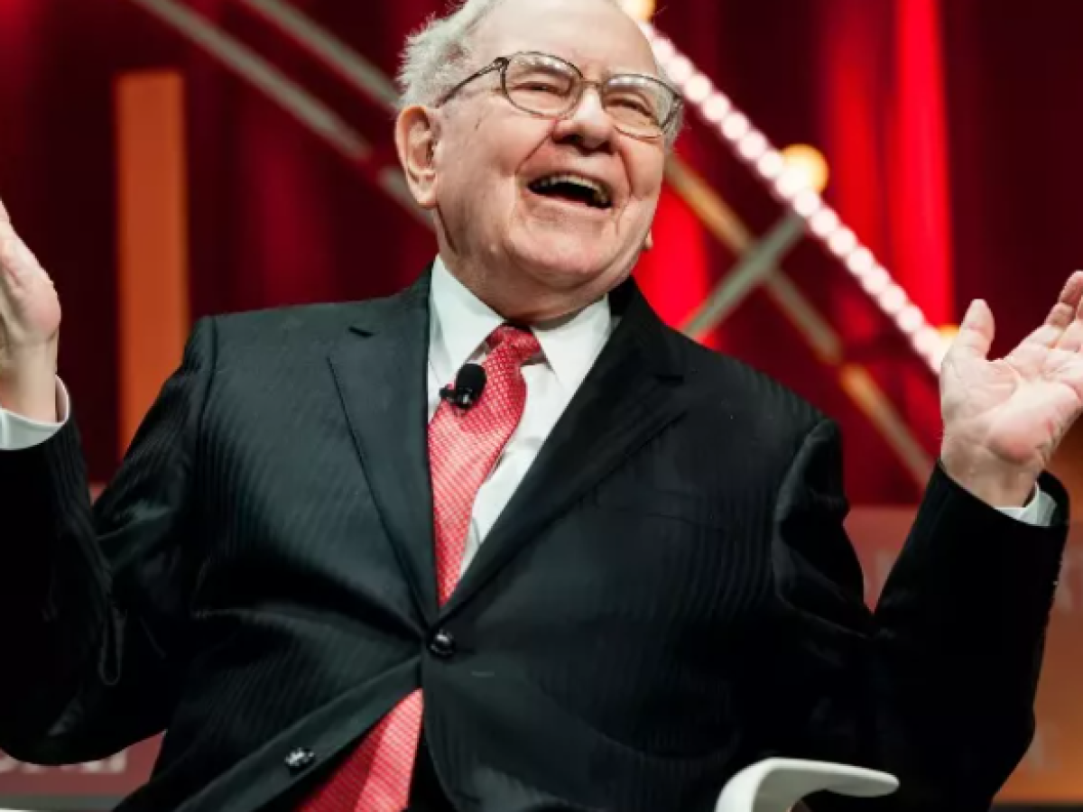 Ο θρυλικός Γουόρεν Μπάφετ παρέδωσε μετά από έξι δεκαετίες τα ηνία της Berkshire Hathaway