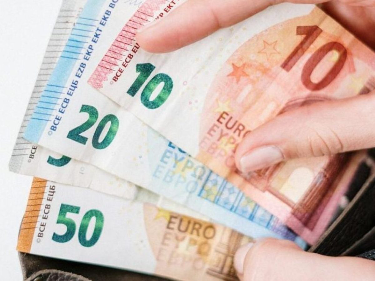 «Βρέχει» λεφτά από αύριο 5/1: Ποιοι θα δουν τα χρήματα στα ΑΤΜ