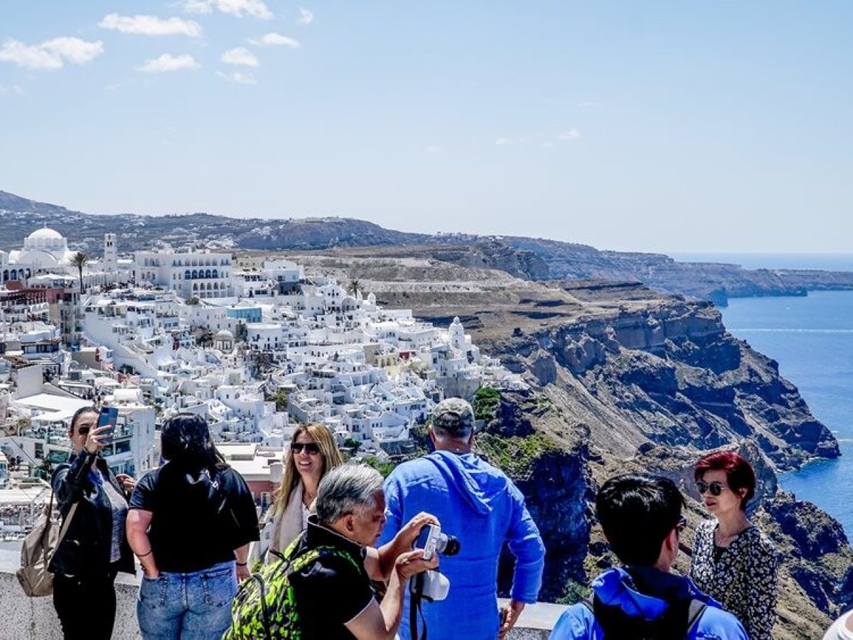 Το νέο ρεκόρ στον τουρισμό φέρνει έσοδα αλλά και προβληματισμό