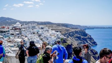Το νέο ρεκόρ στον τουρισμό φέρνει έσοδα αλλά και προβληματισμό