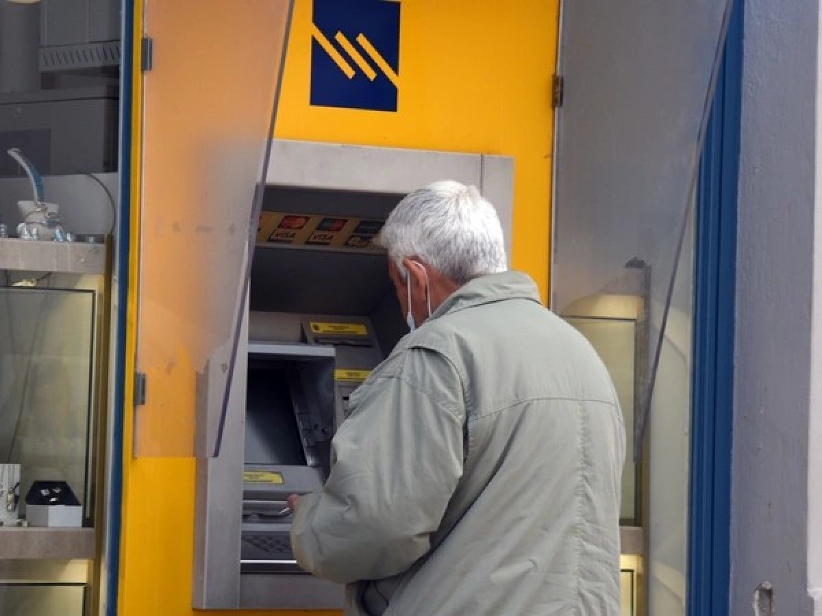 ΓΕΜΙΖΟΥΝ ΟΙ ΛΟΓΑΡΙΑΣΜΟΙ ΣΗΜΕΡΑ – ΕΚΤΑΚΤΕΣ ΠΛΗΡΩΜΕΣ – ΟΥΡΕΣ ΑΠΟ ΤΟ ΠΡΩΙ ΣΤΑ ΑΤΜ