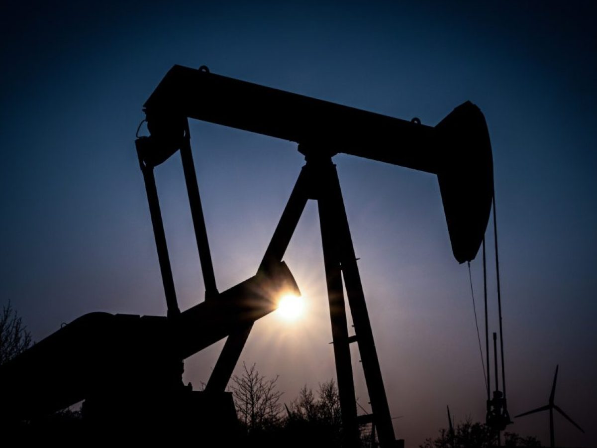 Το πετρέλαιο διολισθαίνει μετά τη μεγαλύτερη βουτιά έτους από το 2020