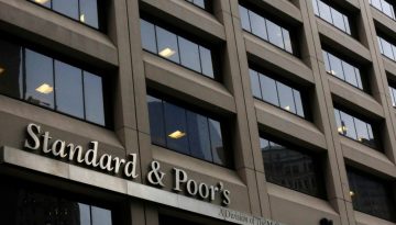 S&P: Θετικές προοπτικές ανάπτυξης για την Ελλάδα – Το καμπανάκι