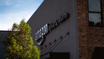 Amazon: Απολύει 16 χιλιάδες εργαζόμενους λόγω AI