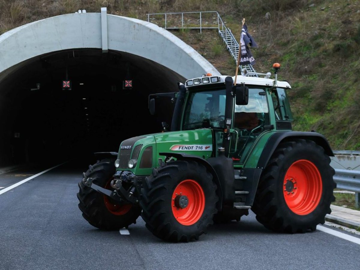 ΣΒΕ: Βαρύ το κόστος σε βιομηχανία και μεταποίηση από τα αγροτικά μπλόκα