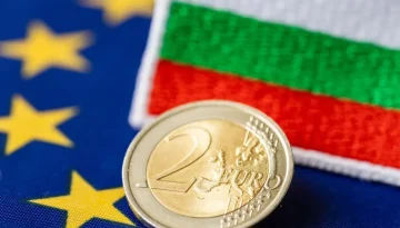 Μικρή υποχώρηση του ευρώ έναντι του δολαρίου