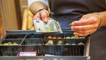 «Μεγάλος Αδερφός» σε ταμειακές, επαγγελματικά οχήματα, κοντέινερ – Νέα ψηφιακά εργαλεία και AI από την ΑΑΔΕ