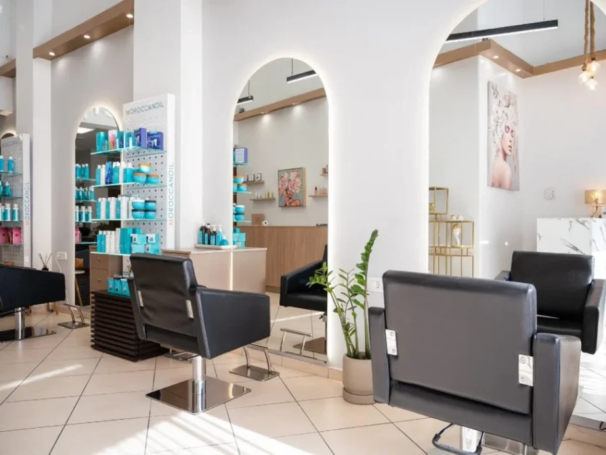 Στην Αχαΐα δεν κλείνουν μόνο χωράφια. Κλείνουν και μικρές επιχειρήσεις.