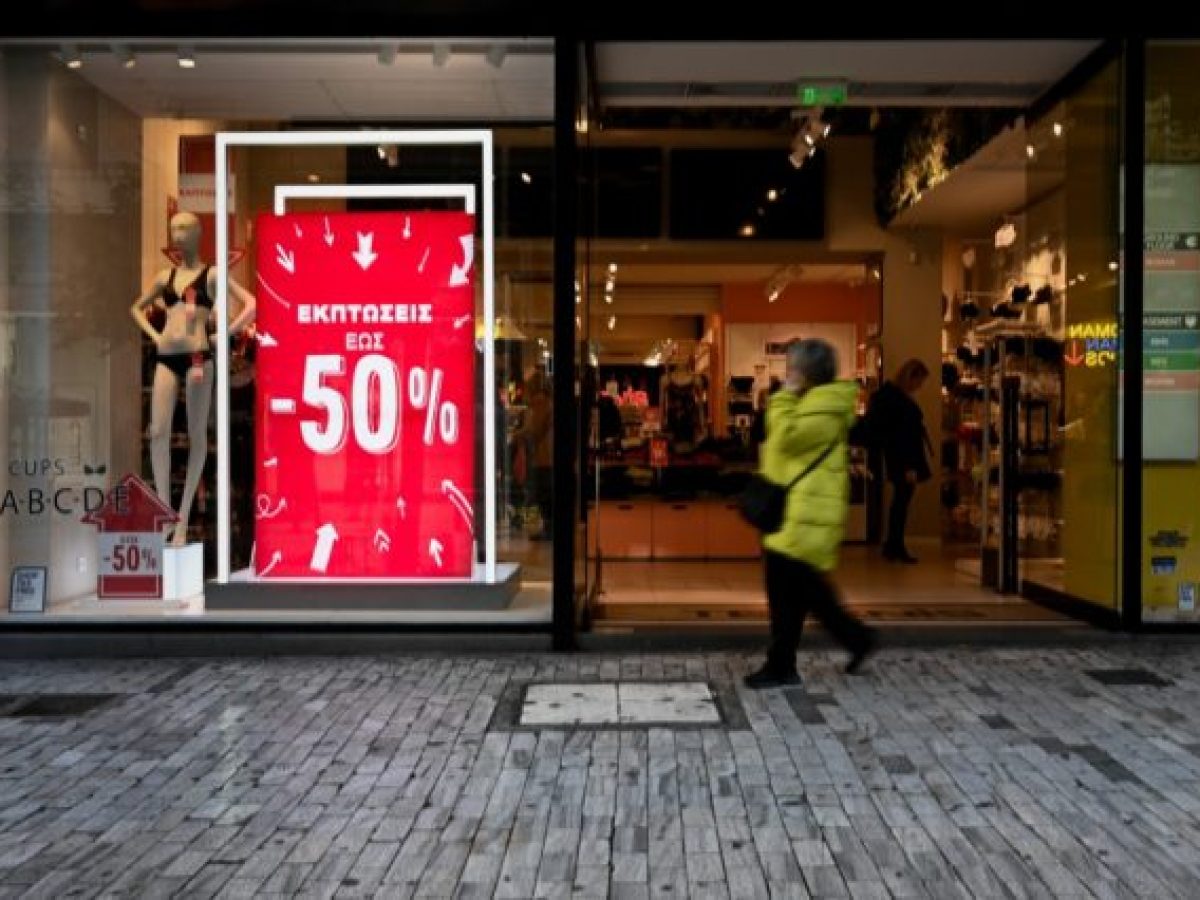 Πότε ξεκινούν οι εκπτώσεις και ποιες Κυριακές θα είναι ανοιχτά τα καταστήματα
