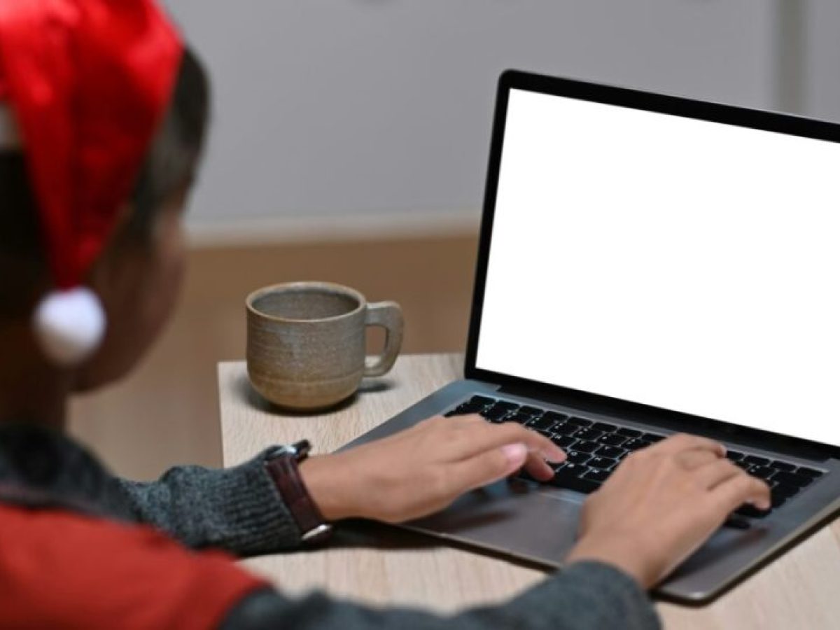 Πώς η εποχιακή και η remote εργασία κρατούν όρθιους τους εικοσάρηδες την περίοδο των γιορτών