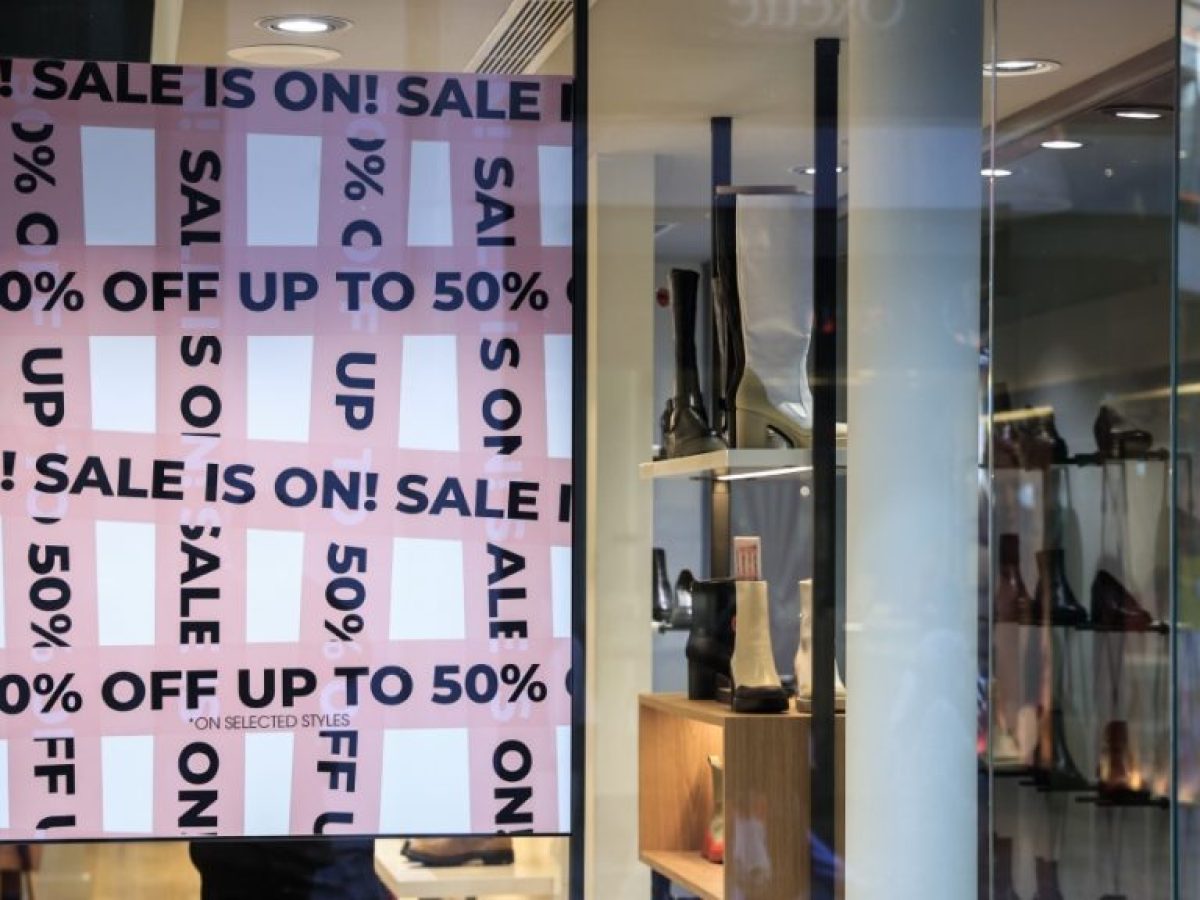 Πότε ξεκινούν οι χειμερινές εκπτώσεις – Τι πρέπει να προσέχουν οι καταναλωτές