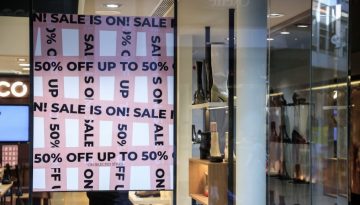 Πότε ξεκινούν οι χειμερινές εκπτώσεις – Τι πρέπει να προσέχουν οι καταναλωτές