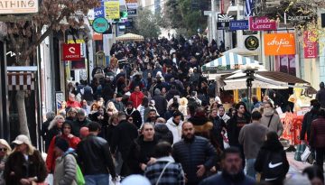 Πρεμιέρα χειμερινών εκπτώσεων με «βουτιά» τιμών έως 50% – Στους δρόμους οι καταναλωτές για την έρευνα αγοράς