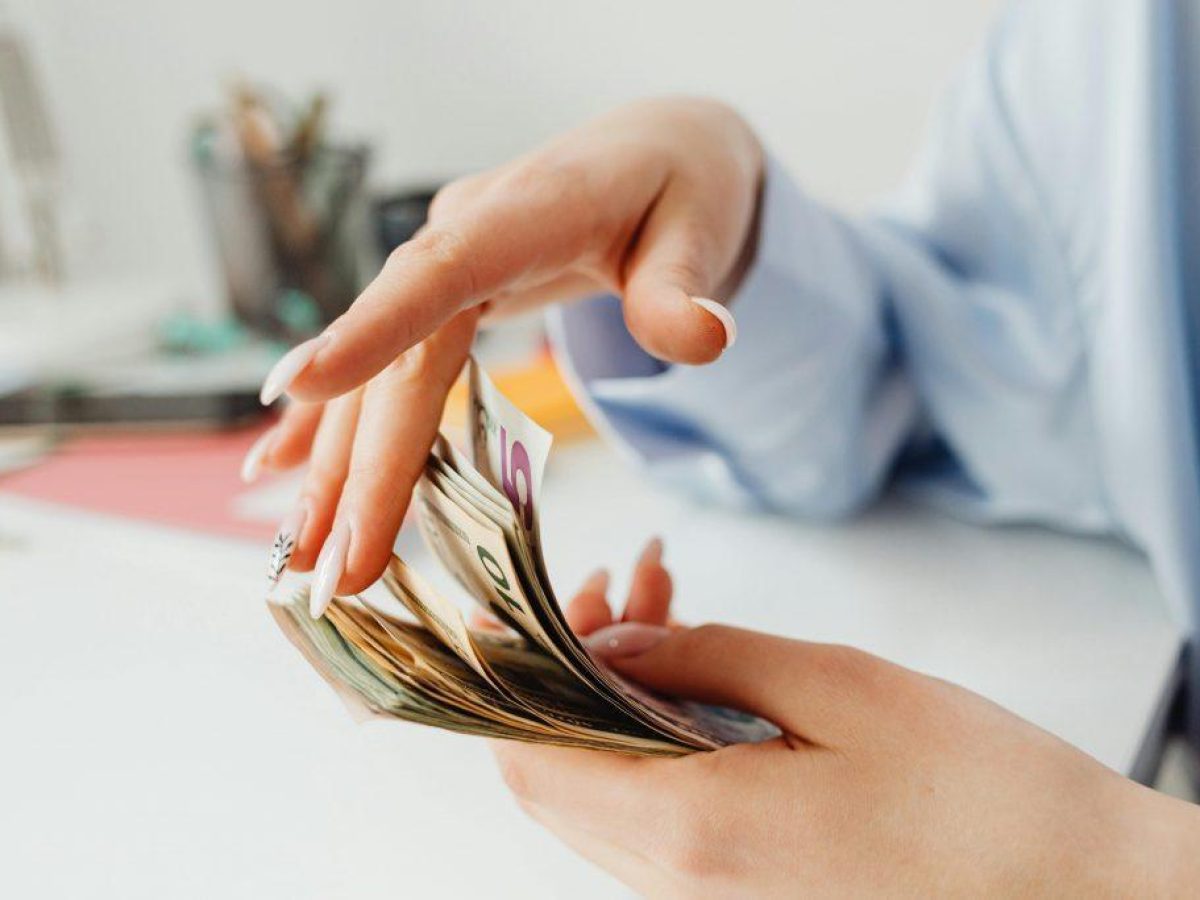 Μισθωτοί: Δείτε πόσα παραπάνω χρήματα μπήκαν σήμερα στον λογαριασμό σας – Ποιοι κερδίζουν έως και 2 μισθούς