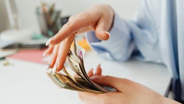 Μισθωτοί: Δείτε πόσα παραπάνω χρήματα μπήκαν σήμερα στον λογαριασμό σας – Ποιοι κερδίζουν έως και 2 μισθούς