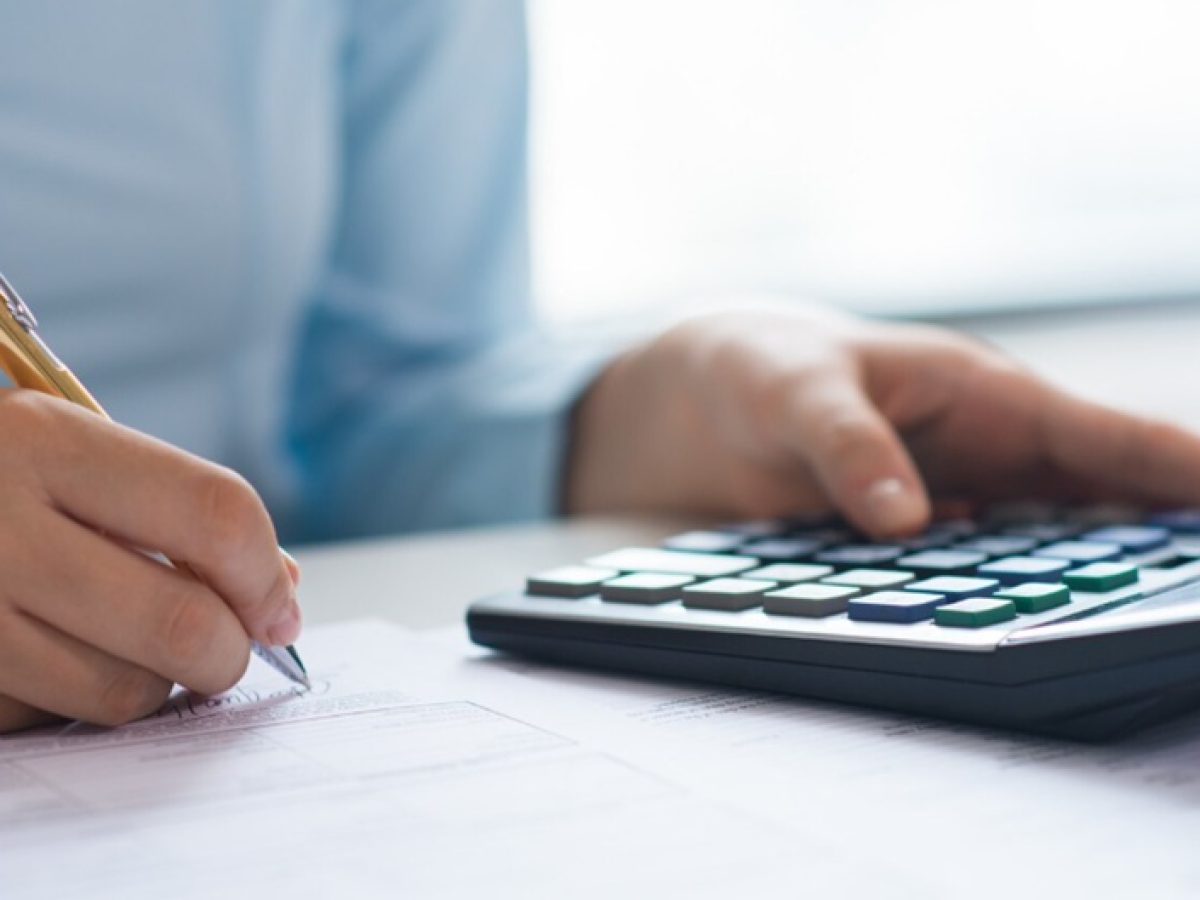 Ανάσα για τους νέους εργαζόμενους από το 2026: Πόσο μειώνονται οι φόροι, για ποιους μηδενίζονται