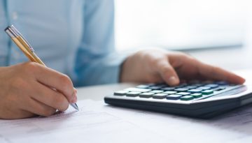 Ανάσα για τους νέους εργαζόμενους από το 2026: Πόσο μειώνονται οι φόροι, για ποιους μηδενίζονται