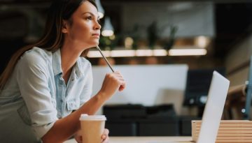 Το μισθολογικό χάσμα στην Ελλάδα – Γιατί οι γυναίκες συνεχίζουν να πληρώνονται λιγότερο