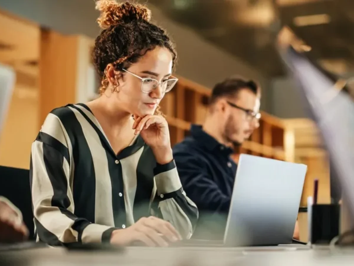 ΕΛΣΤΑΤ: Σταθερό το μισθολογικό χάσμα ανδρών-γυναικών στην Ελλάδα – 13,4% το 2024, «ψαλίδα» πάνω από 25% σε Ενημέρωση-Επικοινωνία