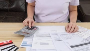 Πλεόνασμα στο 3,2% του ΑΕΠ η Ελλάδα, με ίδιου μεγέθους έλλειμμα ΕΕ και Ευρωζώνη – Πτώση στο 149,7% το ελληνικό χρέος στο γ’ τρίμηνο 2025