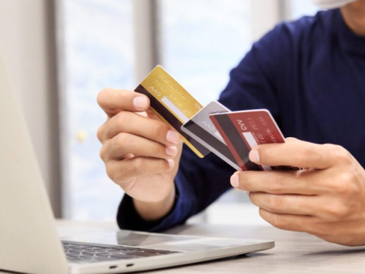 Η πρόταση Τραμπ για πλαφόν στα επιτόκια των πιστωτικών καρτών βάζει στο στόχαστρο τον τραπεζικό κλάδο