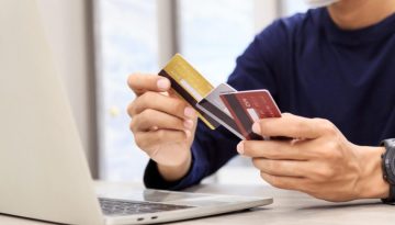 Η πρόταση Τραμπ για πλαφόν στα επιτόκια των πιστωτικών καρτών βάζει στο στόχαστρο τον τραπεζικό κλάδο