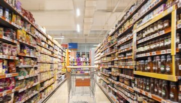 Ανάχωμα στην ανάπτυξη ο επίμονος πληθωρισμός – Οι υψηλές τιμές πλήττουν το διαθέσιμο εισόδημα και την κατανάλωση