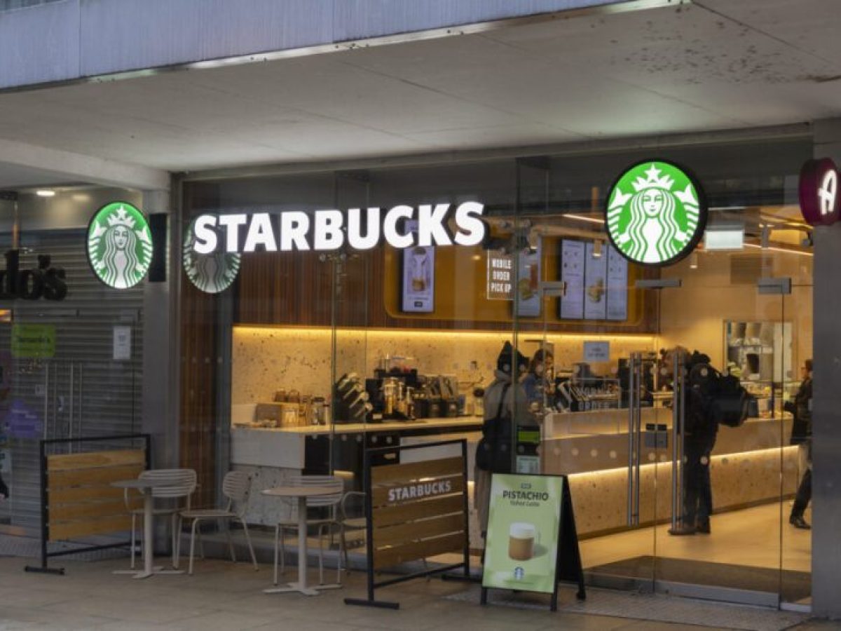 Starbucks: Ενίσχυση πωλήσεων και ελπίδες για συμφωνία με τις τράπεζες