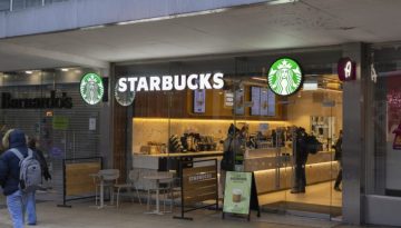 Starbucks: Ενίσχυση πωλήσεων και ελπίδες για συμφωνία με τις τράπεζες