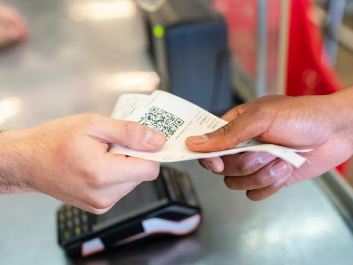 ΕΒΕΠ: Η μείωση του πληθωρισμού δεν φαίνεται στις τιμές – Το φαινόμενο του «έρποντα πληθωρισμού»