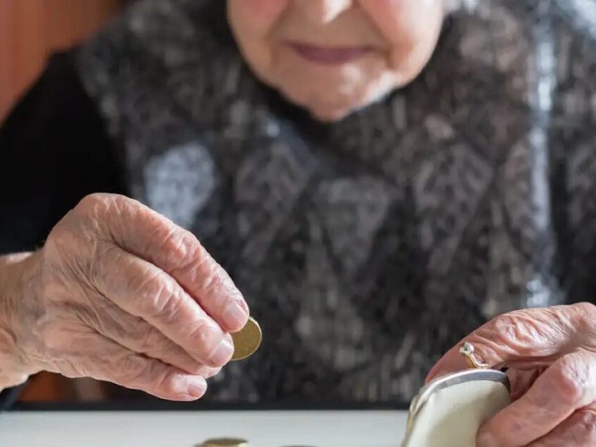 4 στους 10 Έλληνες βάζουν «κάτι» στην άκρη για τα γεράματα